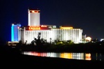 Nächtlicher Blick von Bullhead City über den Colorado zu den Casinos Nevedas.