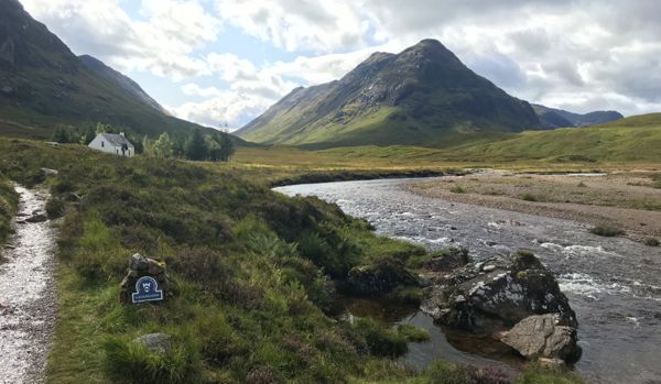 Der Eingang ins wildromantische Glencoe Valley mit seinen hohen grünen Bergen.