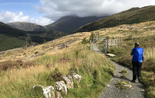 Zu Fuß auf dem Weg zum Fuße des Ben Nevis (in den Wolken versteckt).