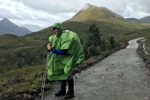 Wandern in meinem geliebten Poncho ist bei starkem Wind nicht immer leicht.