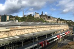 Mit der Bahn von Glasgow ins sonnige Edinburgh. Im Hintergrund der Calton Hill.