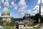 Calton Hill mit Observatorium, National Monument of Scotland und Nelson Monument.